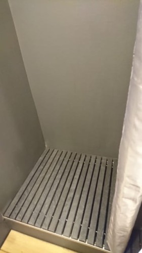 podłoga pod prysznicem
